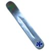 PORTE ENCENS SKI ALU AVEC FLEUR DU CHAMPA BLEUE INCRUSTEE