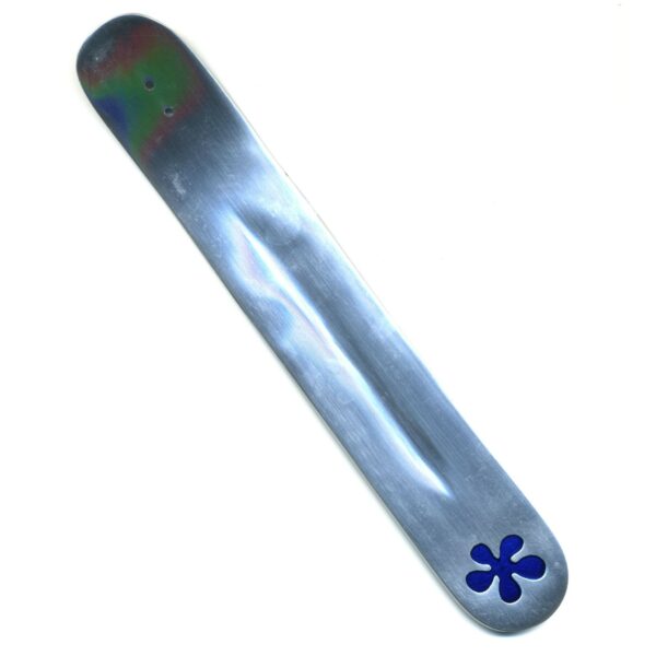PORTE ENCENS SKI ALU AVEC FLEUR DU CHAMPA BLEUE INCRUSTEE